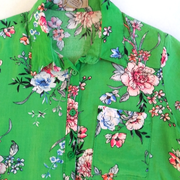 Passport Green Summer Floral Button Front Crop Top - Picture 5 of 6